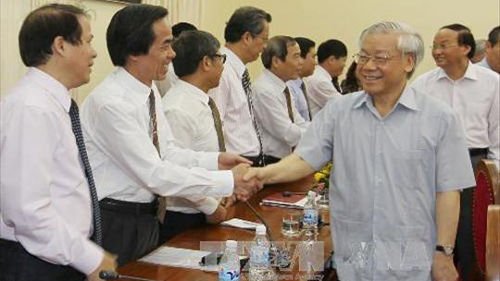 เลขาธิการใหญ่พรรคแลกเปลี่ยนข้อราชการกับเจ้าหน้าที่บริหารสถาบันการเมืองรัฐศาสตร์แห่งชาติโฮจิมินห์